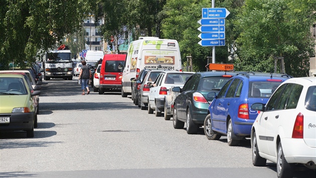 Kolona v ulici Na Vozovce, kudy řidiči objíždějí uzavírku. Kolona v ulici Na Vozovce, kudy řidiči objíždějí uzavírku.