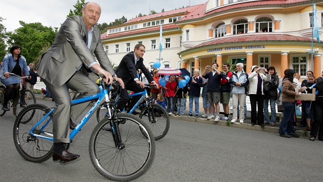 Hejtman Josef Novotný pi spanilé jízd cyklist u píleitosti zahájení lázeské sezony v Jáchymov.