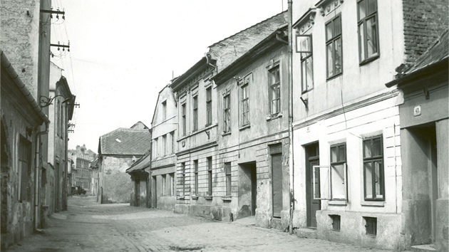 idovské ghetto zbourané v 70. letech by se mlo podle jednoho z návrh na hradbách znovu objevit ve vrném zobrazení. Druhý návrh poítá pouze s vyvením obraz zaniklých dom.