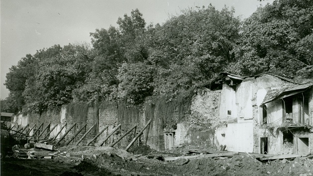 idovské ghetto zbourané v 70. letech by se mlo podle jednoho z návrh na hradbách znovu objevit ve vrném zobrazení. Druhý návrh poítá pouze s vyvením obraz zaniklých dom.
