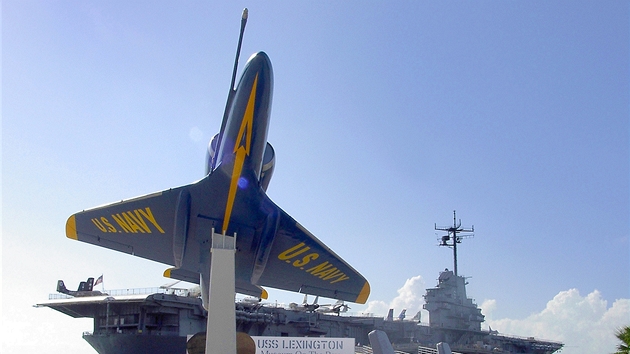 Stíhaka TA-4B Skyhawk v barvách Modrých andl vítá návtvníky u vstupu na USS Lexington