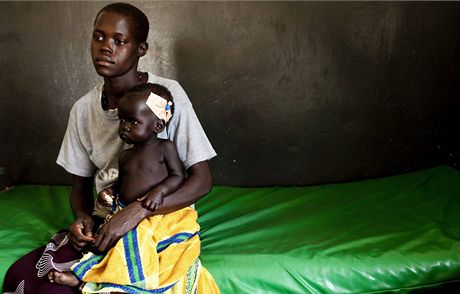 Afrianka s díttem postieným AIDS