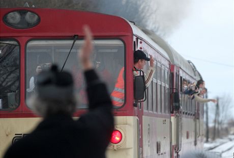 Poslední vlak z Jemnice vyjel na Silvestra 2010. Pi recesistické akci se s ním rozlouily stovky lidí.