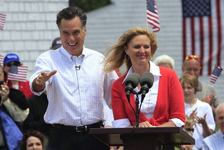 Mitt Romney oznámil ve tvrtek v doprovodu své manelky svou kandidaturu na prezidenta Spojených stát