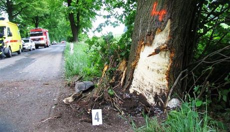 Opil tyicetilet idi vozidla koda Favorit mezi Olenic a obc Bystr na Blanensku vyjel ze silnice a narazil do stromu. Pi nehod zemelo jeho tylet dt.