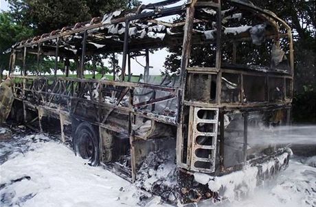 Ticet cestujících uniklo spolen s idiem ped plameny v autobuse v Jedlé na Havlíkobrodsku.