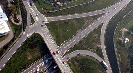 Odtud, od mimoúrovové kiovatky s Jiráskovou ulicí, by a k dálnici mohli idii beztrestn jezdit stodesetikilometrovou rychlostí.