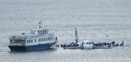 Letadlo US Airways po nouzovém pistání na ece Hudson. (15. ledna 2009)