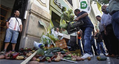 panltí zemdlci vysypali ped nmecký konzulát ve Valencii 300 kilo zeleniny (2. ervna 2011)