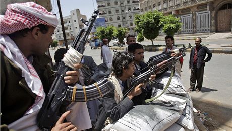 Ozbrojení lenové jednoho z jemenských kmen steí ulici ped domem svého éfa Sadíka Ahmara (6. ervna 2011)