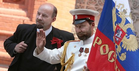 Dvojníci Vladimira Iljie Lenina a cara Mikuláe II. pózují na Rudém námstí v Moskv. (17. ervence 2007)