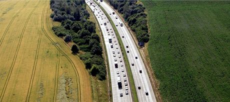 Na 81. kilometru dálnice D1 smrem na Prahu se po esté hodin veerní utvoila asi 26 kilometr dlouhá kolona pomalu jedoucích vozidel. Ilustraní snímek