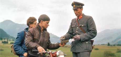 Rakouský policista kontroluje idie motocyklu na snímku z roku 1952 (Ilustraní snímek)