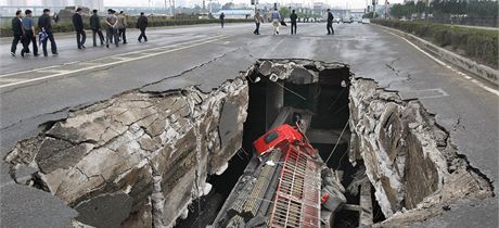 V severoínském chang-chunu se propadl most pod projídjícím kamionem. (29. kvtna 2011)