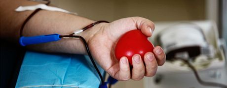 Nevidomí, ale ani neslyící dárci v nejvtí Transfuzní stanici v Brn-Bohunicích darovat krev nemohou. Ilustraní snímek