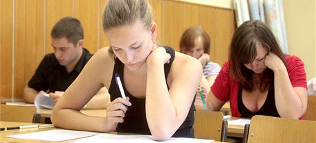 Studentka beneovského gymnázia Tereza Mariková pi písemné maturitní zkouce