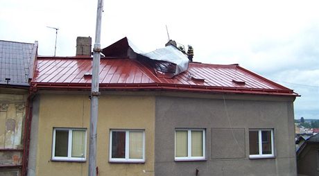 Hasii odstrauj pokozenou stechu z domu v pici. (8. ervna 2011)