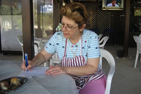 Majitelka taverny pobl slavn ple Kalamtsi na poloostrov Sithona na Chalkidiki, pan Kaliopi Struli-Pavlopoulou, zkrcen Popi, bez okolk vyzradila a napsala svj rodinn recept na dolmades.