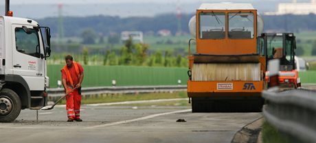 Dlníci zaali opravovat silnici. Ilustraní snímek