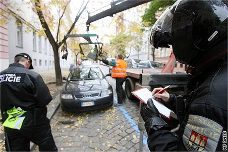 Modré zóny pomáhají istit ulice zejména od aut, ale kvli nim mizí i nájemníci. (Ilustraní snímek)