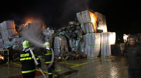 Noní zásah hasi v továrn na skelnou vatu