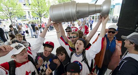 MÁME NHL. Fanouci Winnipegu oslavují návrat slavné hokejové soute do msta. 