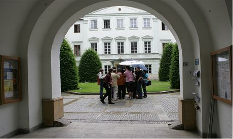 Místo avizovaných stovek student ekal na nádvoí ped rektorátem UP jen hlouek noviná kolem éfky kolejí a menz Boeny Pirklové