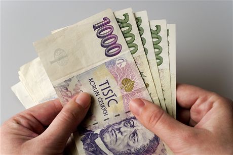 Banky z kadého klienta za poplatky vytahají tisíce korun ron. Ilustraní snímek