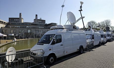 Ped budovou Mezinárodního trestního tribunálu pro bývalou Jugoslávii v Haagu stojí u nyní desítky televizních táb 