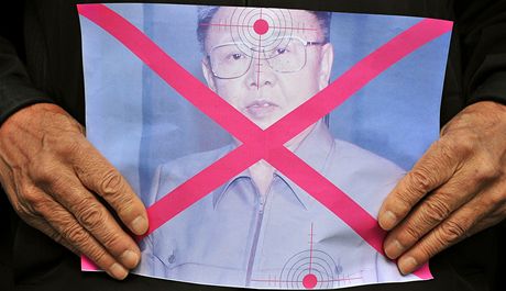 Demonstranti v centru Soulu asto tímají portrét Kima s terem na hlav i srdci