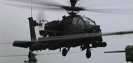Vrtulník Apache britských sil startuje z lodi HMS Ocean. Ta má za sebou operace u pobeí Libye