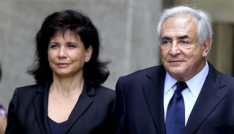 Strauss-Kahn a jeho manelka Anne Sinclairová chtjí poádat justici, aby zasáhla proti naruování jejich soukromí. Ilustraní snímek