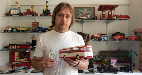 Sbratel hraek David unta má ve sbírce napíklad sérii autíek na dálkové ovládání i panenky Barbie.
