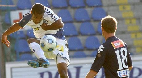 Liberec - Slovácko: domácí Theo Gebre Selassie (vlevo) hraje mí ped Václavem Ondejkou