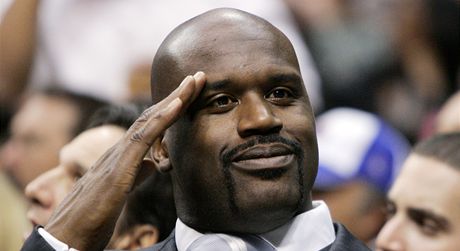 Shaquille O´Neal zdraví fanouky. 