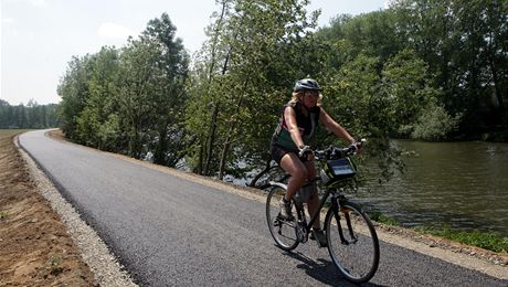 Nová cyklostezka vede napíklad kolem Baova kanálu (na snímku úsek u Napajedel), zlínská radnice chce podmínky cyklistm zlepit i v krajském mst.