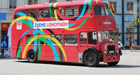Originální patrový londýnský autobus, který je upravený na multimediální centrum.