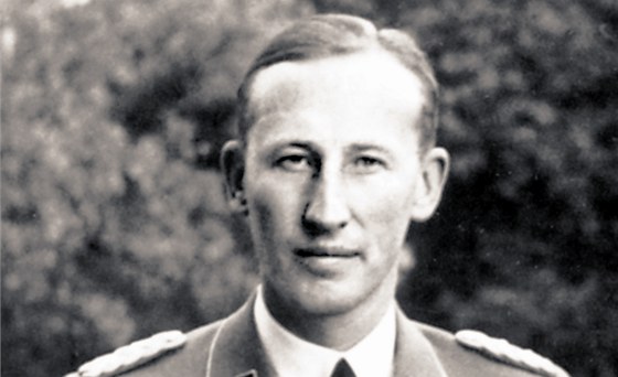 Reinhard Heydrich si v románu Praha osudová hrdinu Bernieho Günthera oblíbí. Ilustraní foto