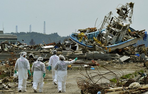 Po nehod jaderné elektrárny Fukuima zstala velká oblast Japonska ásten zamoena radioaktivitou. (bezen 2011) 