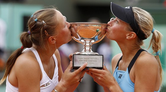 Lucie Hradecká (vlevo) a Andrea Hlaváková s trofejí pro vítzky tyhry na Roland Garros 2011