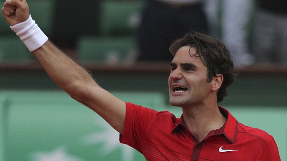 Roger Federer slaví vítzství nad Djokoviem v semifinále Roland Garros