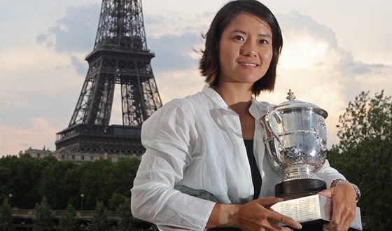 Li Na pózuje s trofejí pro ampionku Roland Garros u Eiffelovy ve v Paíi