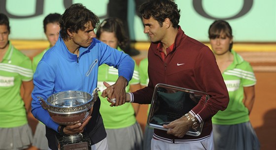 SOUPEI A KAMARÁDI. Rafel Nadal a Roger Federer po posledním letoním vzájemném utkání, finále Roland Garros