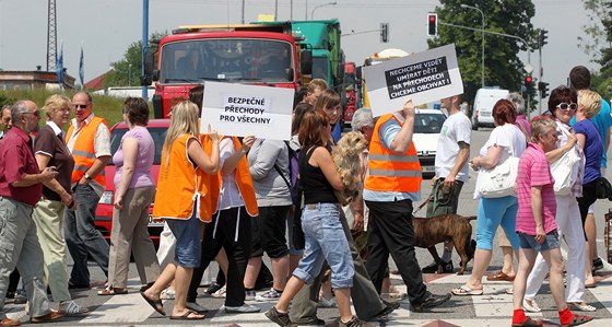 ervnový protest v Havlíkov Brod - pes padesát lidí zablokovalo na pl hodiny frekventovanou silnici I/38. (1. erven 2011)