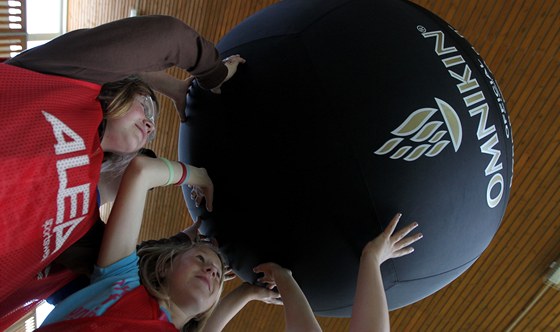 koláci ve Svratce hrají pi tlocviku novou míovou hru - kin-ball, který vznikl v 90. letech v Kanad.