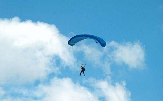 Paraglidista byl celkov vysílený, ale neutrpl ádné vánjí zranní. Ilustraní foto.