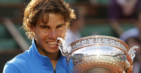 NA TO JSEM U ZVYKLÝ. Rafael Nadal si trofej pro vítze Roland Garros potkal u poesté.