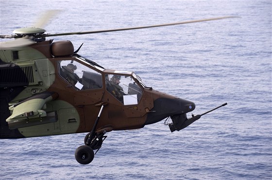 Vrtulník Eurocopter Tiger francouzského námonictva.