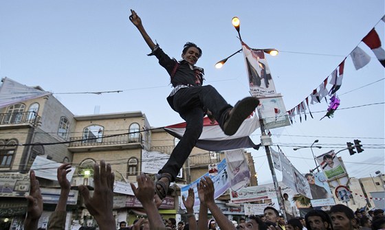 Jementí protivládní demonstranti slaví odjezd prezidenta Sáliha do Saúdské Arábie (6. ervna 2011)