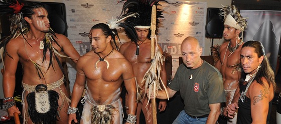 Daniel Landa pedstavil nové halové turné za pítomnosti taneník z Velikononího ostrova Rapa Nui. (Praha, 7. ervna 2011)